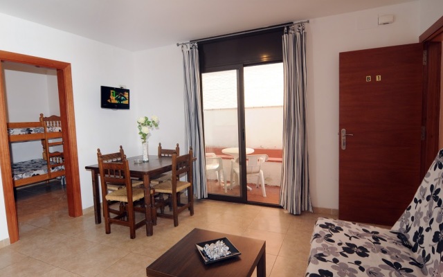 Отель Apartamentos AR Family Caribe Испания, Льорет-де-Мар - отзывы, цены и фото номеров - забронировать отель Apartamentos AR Family Caribe онлайн комната для гостей