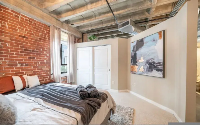 Luxury Downtown Phoenix Loft - Pool Gym Laundry