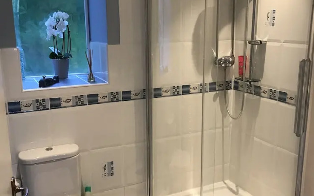 Beachside 2-bed - Sleeps 4, Parking & Pet Friendly