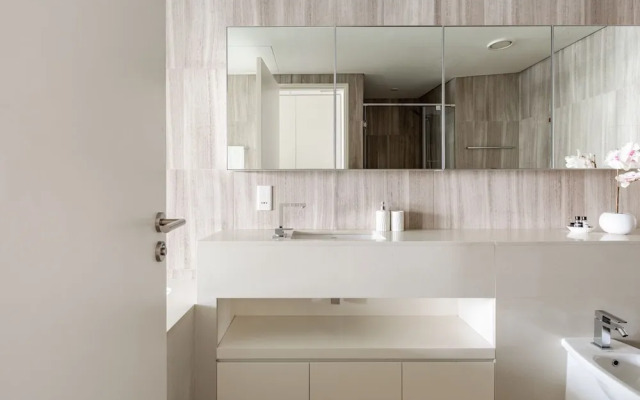 Superb And Modern 1BR on a Premier Waterfront Location!