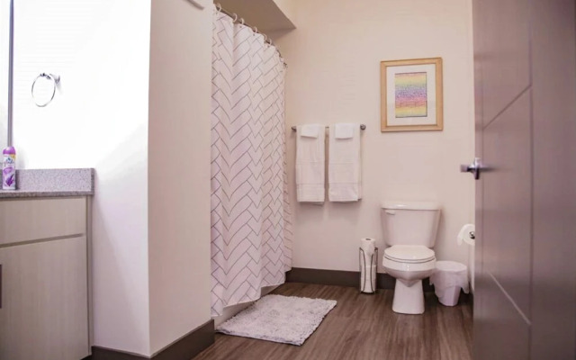 Urban Deco 1BR In Lockerbie District