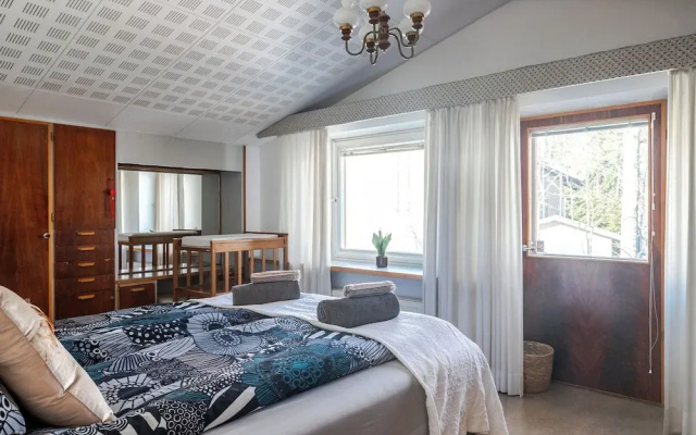 Lakefront House with 5 BR and Sauna
