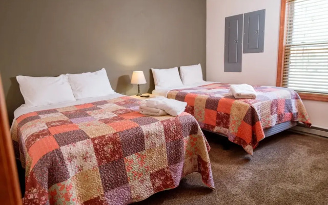Boulder Field Lodge ~ HOT TUB ~ Free Linens