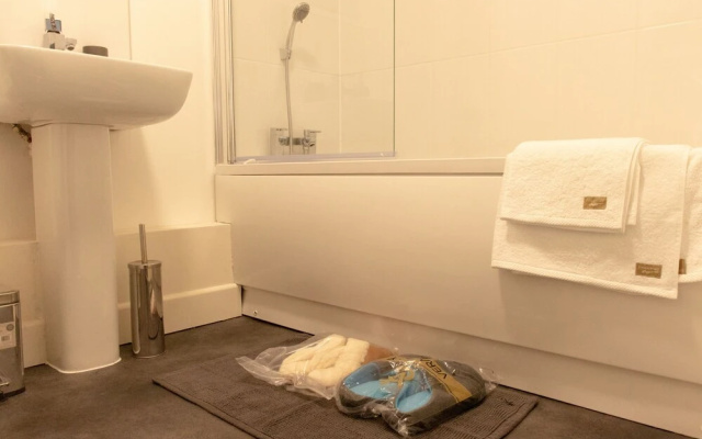 Livestay - 2 Bed Apartment Free Parking Heathrow