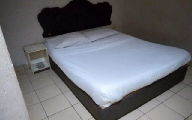 OYO 90376 Centre Point Hotel
