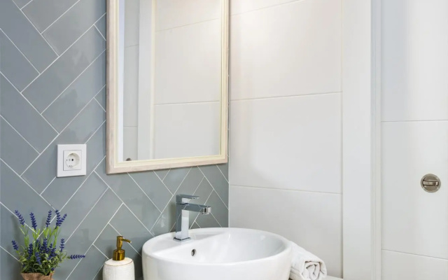 Lovely 3-bedroom Apartment Near Alameda Juan Rabadan I