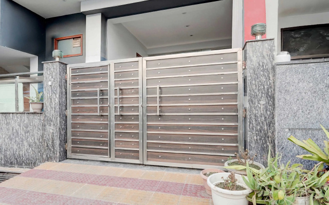 Townhouse Noida Sector 16 Metro Station