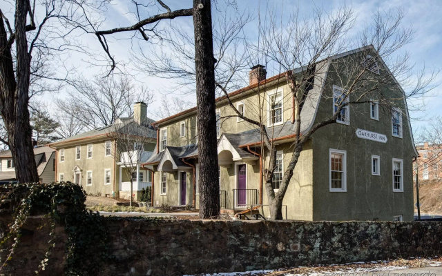 Oakhurst Inn at the University