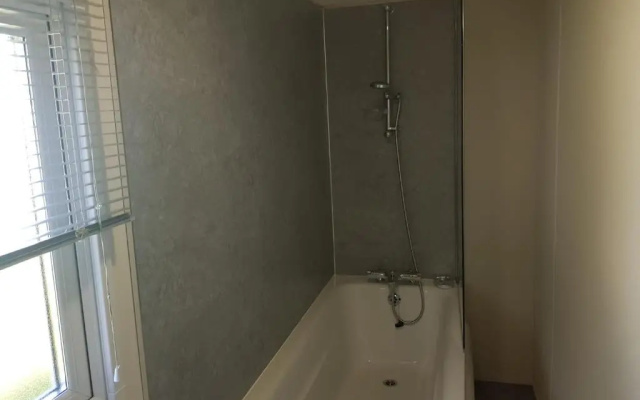 Lodge - Sleeps 8 - Parking, Wifi,