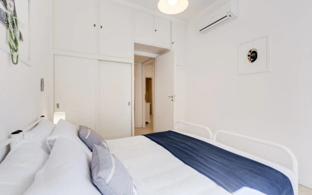 Lovely White Flat 15 Minutes From the City Center