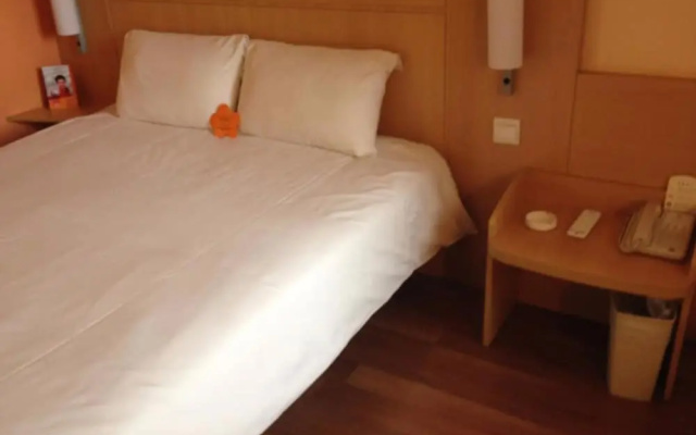 IBIS Anshan Shengli Square