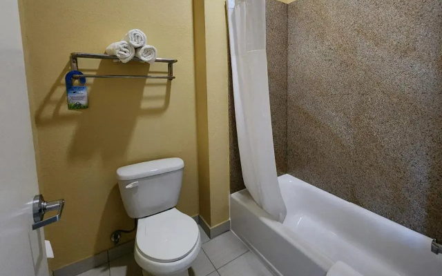 Rodeway Inn & Suites