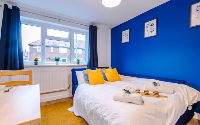 NEW Spacious Apartment Ideal for Business Work