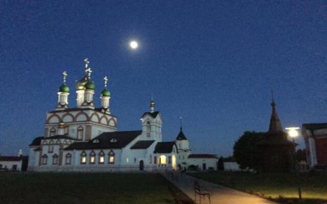 Гостиница Троице-Сергиев Варницкий Монастырь в Ростове Великом отзывы, цены и фото номеров - забронировать гостиницу Троице-Сергиев Варницкий Монастырь онлайн Ростов Великий вид на фасад