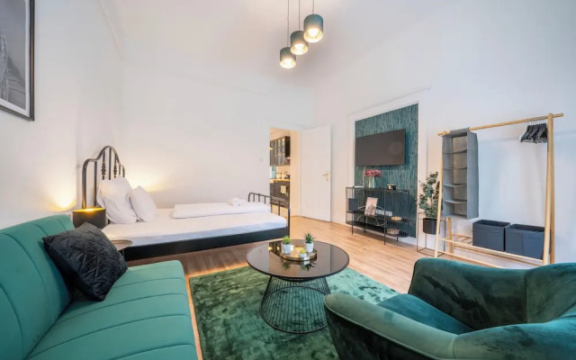 Green Greguss Apartment
