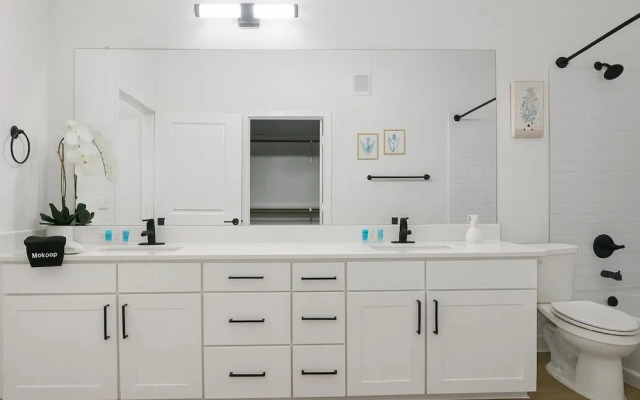 Stunning 1BR Getaway w/ Gym, Washer/dryer + Pool