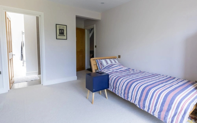 Large 6BR House Near Goodwood Garden Parking