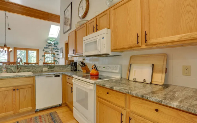 < 1 Mi to Camelback Resort: Home w/ Pool Table!
