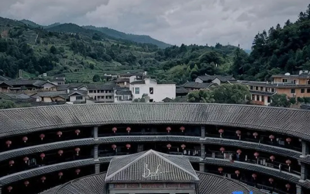 Longyan Jiumu Farm House