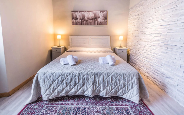 A Few Steps to The Duomo Beautiful 2BD Apt