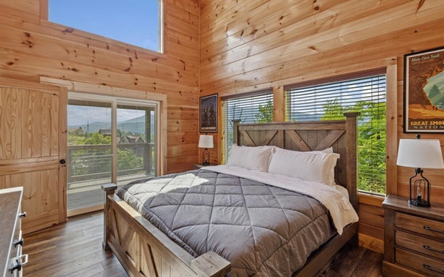 Grizzlies Den 4 Bedroom Cabin by RedAwning