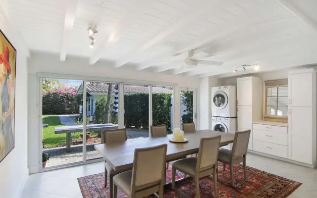 La Casa Blanca Minutes From the Beach!