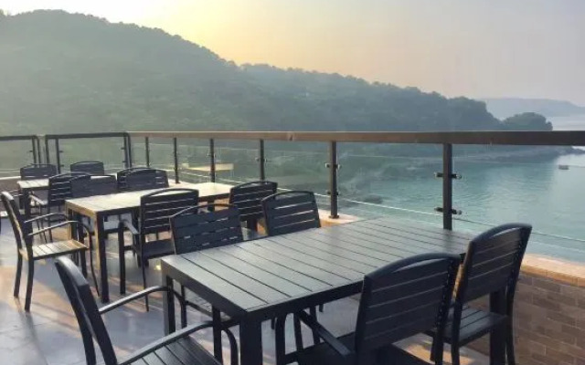 Pinhai Holiday Hotel