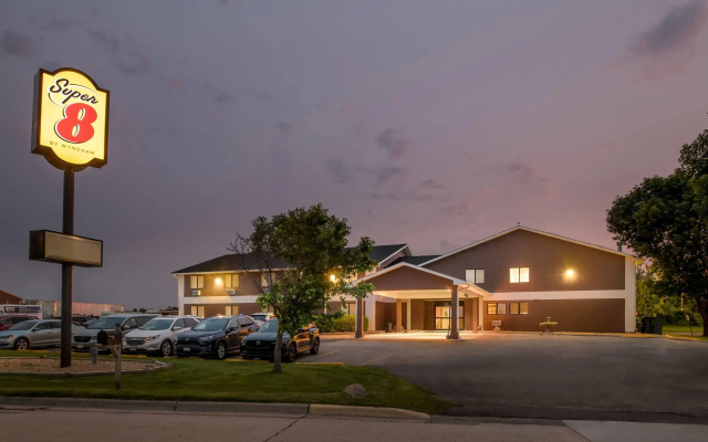 Super 8 by Wyndham Blue Earth