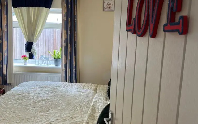 3 Bed Cottage Retreat - Private Garden & Parking