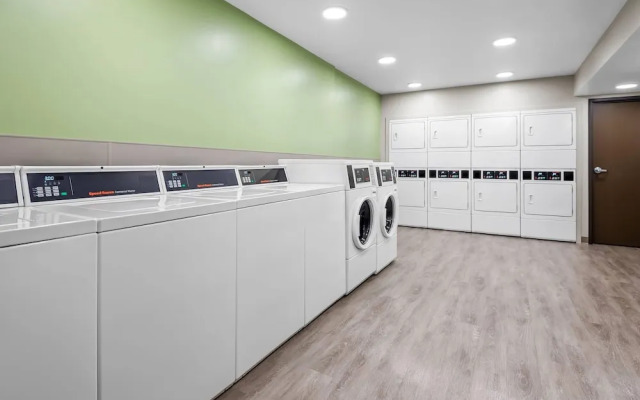 Woodspring Suites Lancaster North