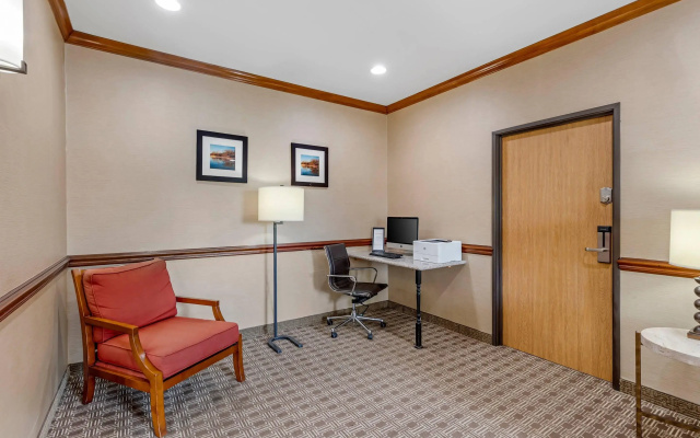 Comfort Inn & Suites East Moline near I-80