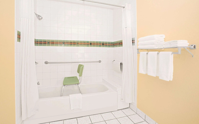 Days Inn & Suites by Wyndham Red Rock-Gallup