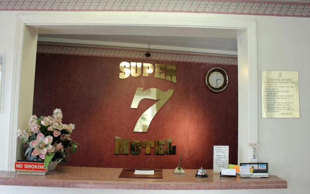 Super 7 Motel