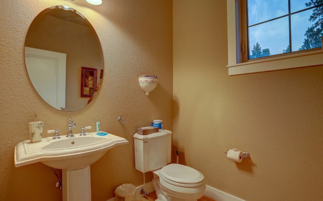 Big Pine Home with Hot Tub Close to Deschutes River Trail by RedAwning
