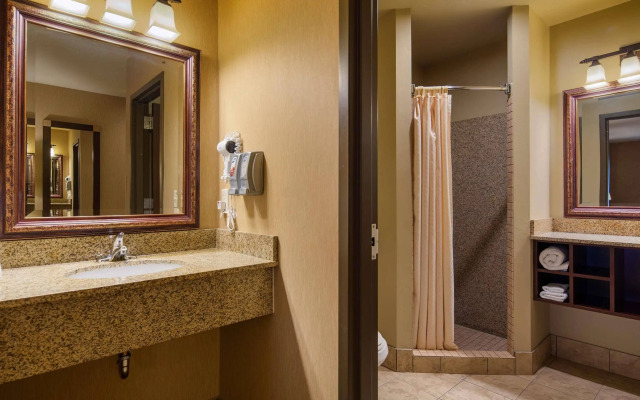 Crandon Inn and Suites