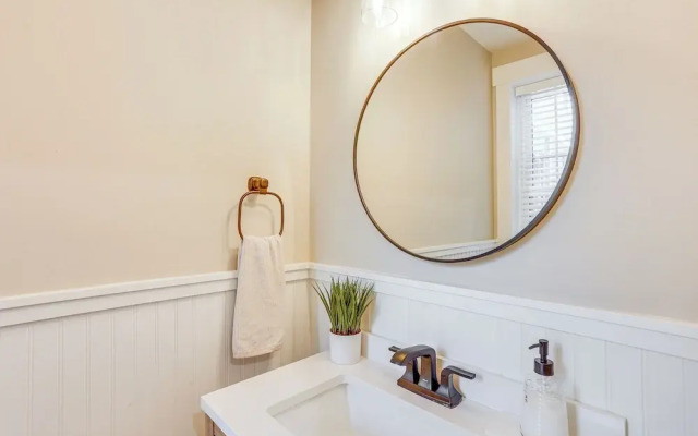 Family-friendly Townhome w/ Patio in Columbia!