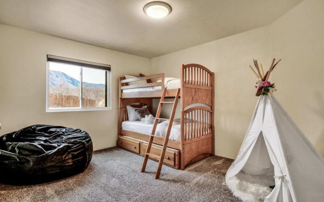 4brfireplace & Mountain Viewsdog-friendly & Hiking Nearby!