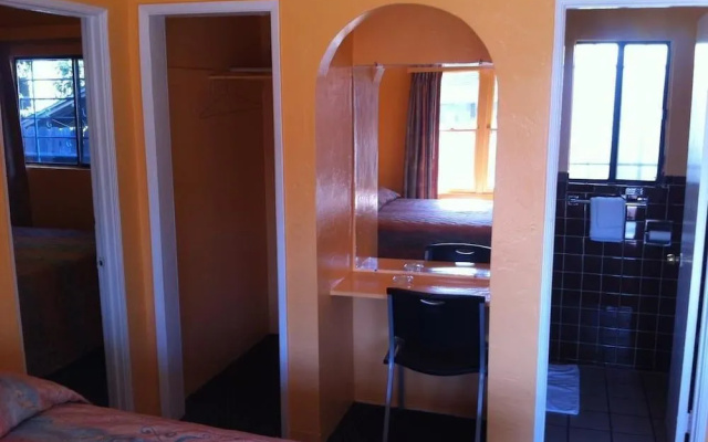 Raymoure Motel
