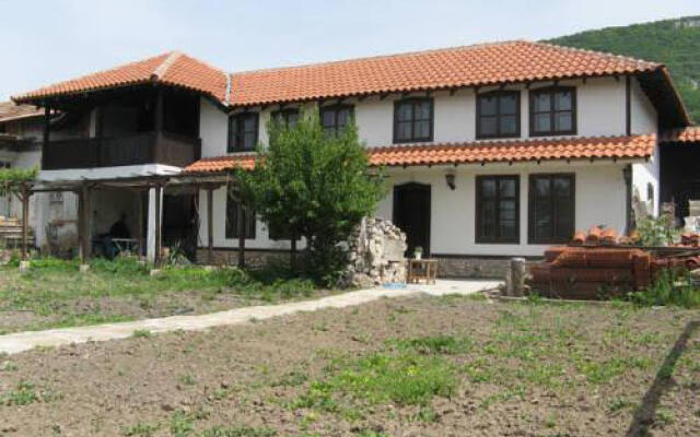 Отель Hadji Ognyanova Guest House Болгария, Шумен - отзывы, цены и фото номеров - забронировать отель Hadji Ognyanova Guest House онлайн вид на фасад