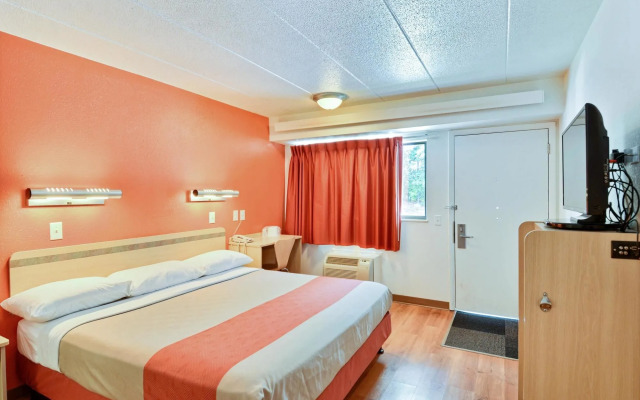 Motel 6 Nashua, NH - South