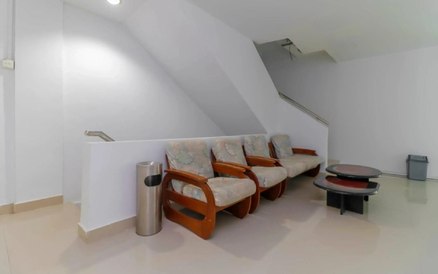 RedDoorz Plus Near Kepri Mall