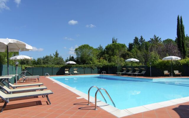 Отель Farmhouse With Pool and Large Garden, 50 Acres of Vineyards, Wine Tasting Ареццо