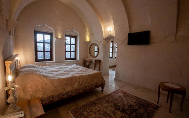 Narcissos Cave Hotel