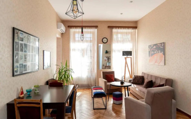 Wehost Cozy and colorful apartment with balcony