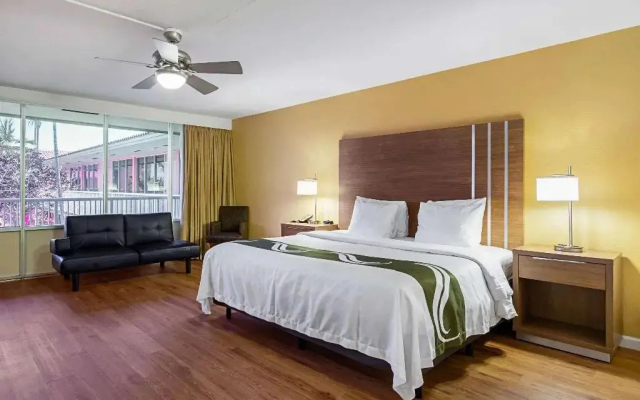 Econo Lodge Inn & Suites Hollywood Blvd
