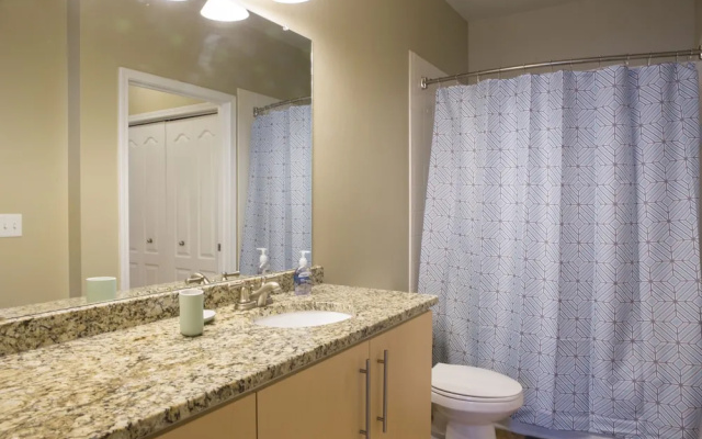 Southend 1 BR Apt with Parking by Frontdesk