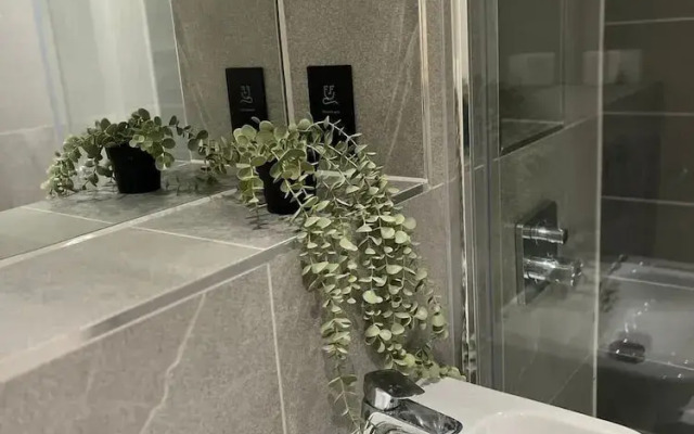 Joyful - 2 Ensuite Flat in M15