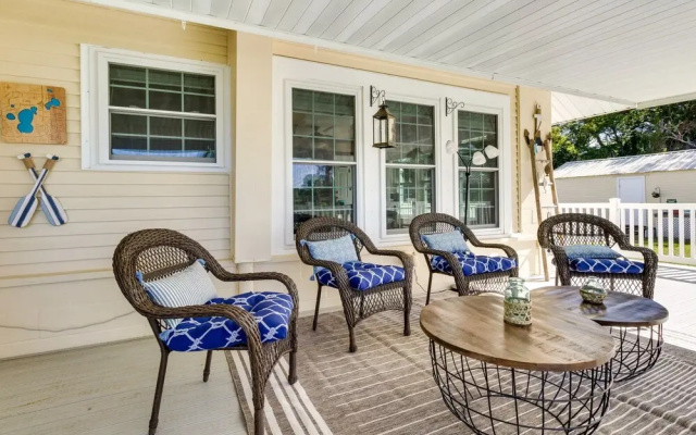 Lakefront Tavares Home w/ Deck, Patio & Dock!