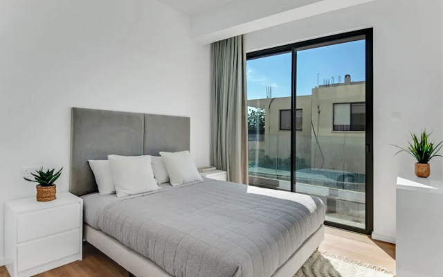Sanders Olive - Chic 2-bdr Apt With Shared Pool