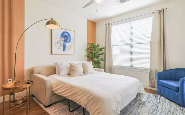 Stylish 2B near Legacy West